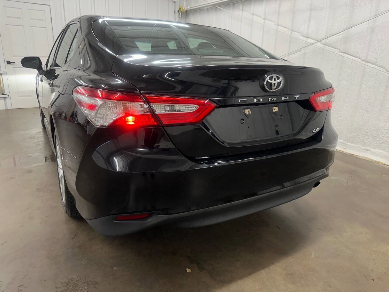 Used 2018 Toyota Camry LE image 11