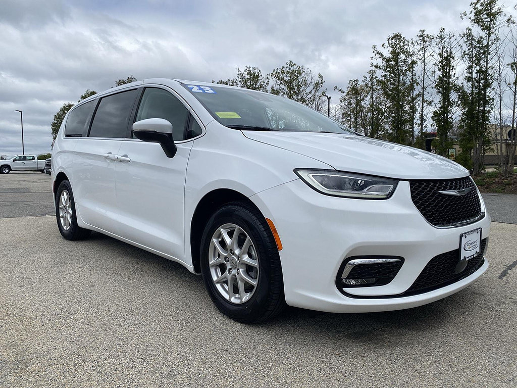 Used 2023 Chrysler Pacifica Touring-L FWD image 4