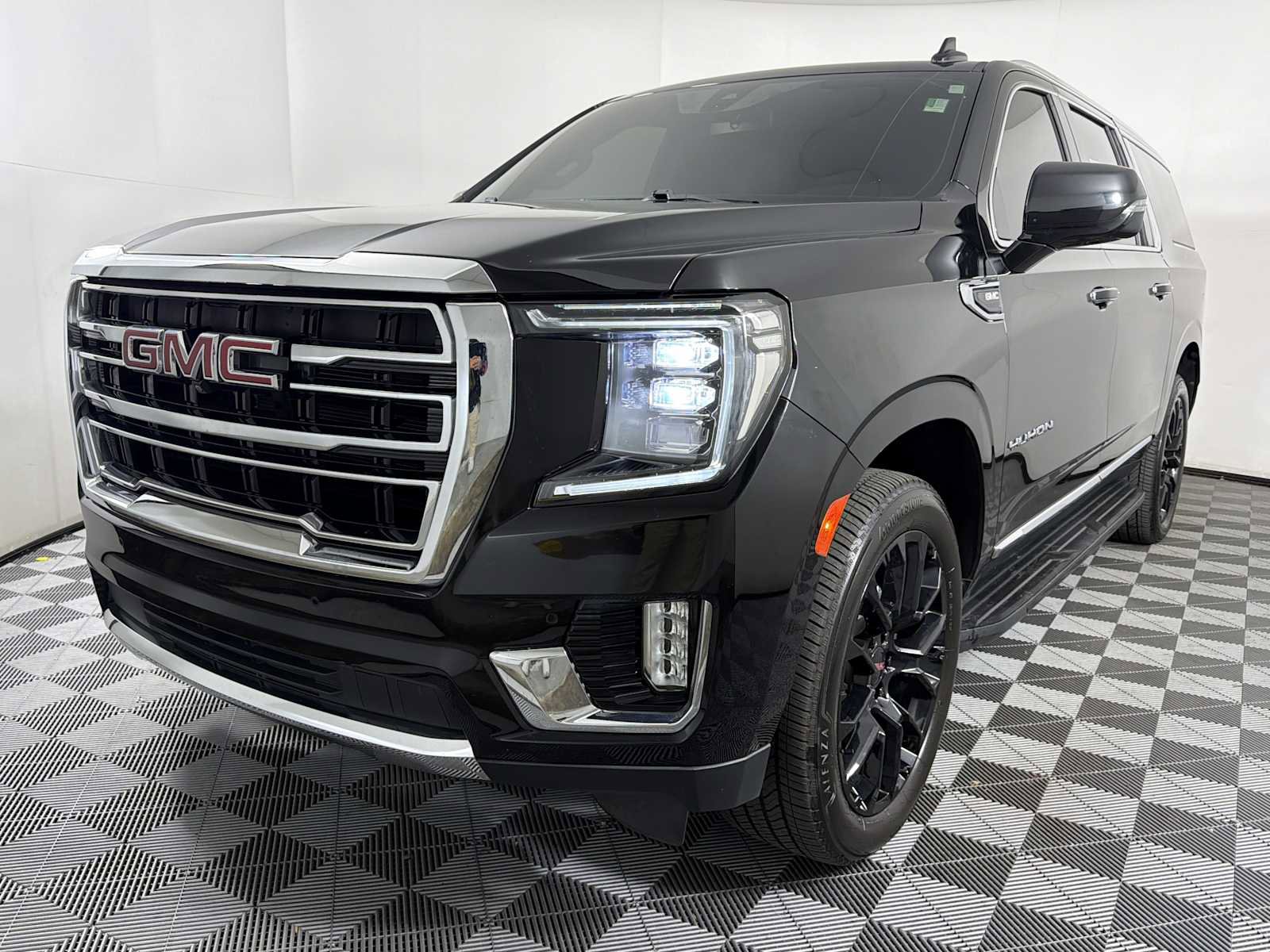 Used 2022 GMC Yukon XL SLT w/ SLT Luxury Package image 6