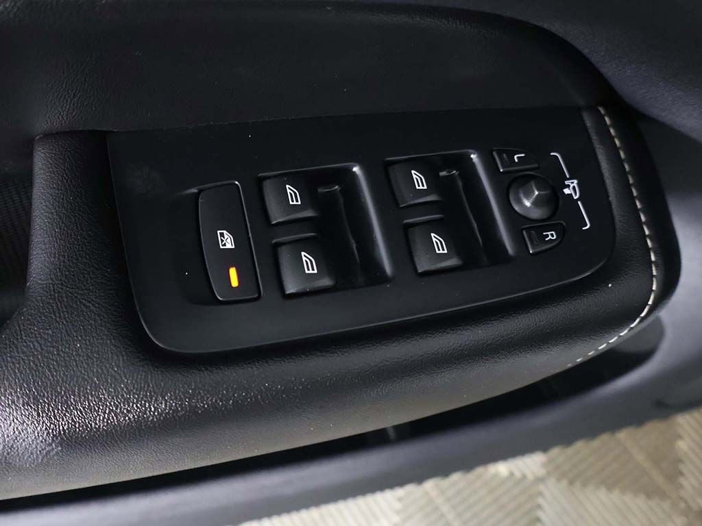 Used 2018 Volvo XC60 T6 R-Design w/ Vision Package image 40