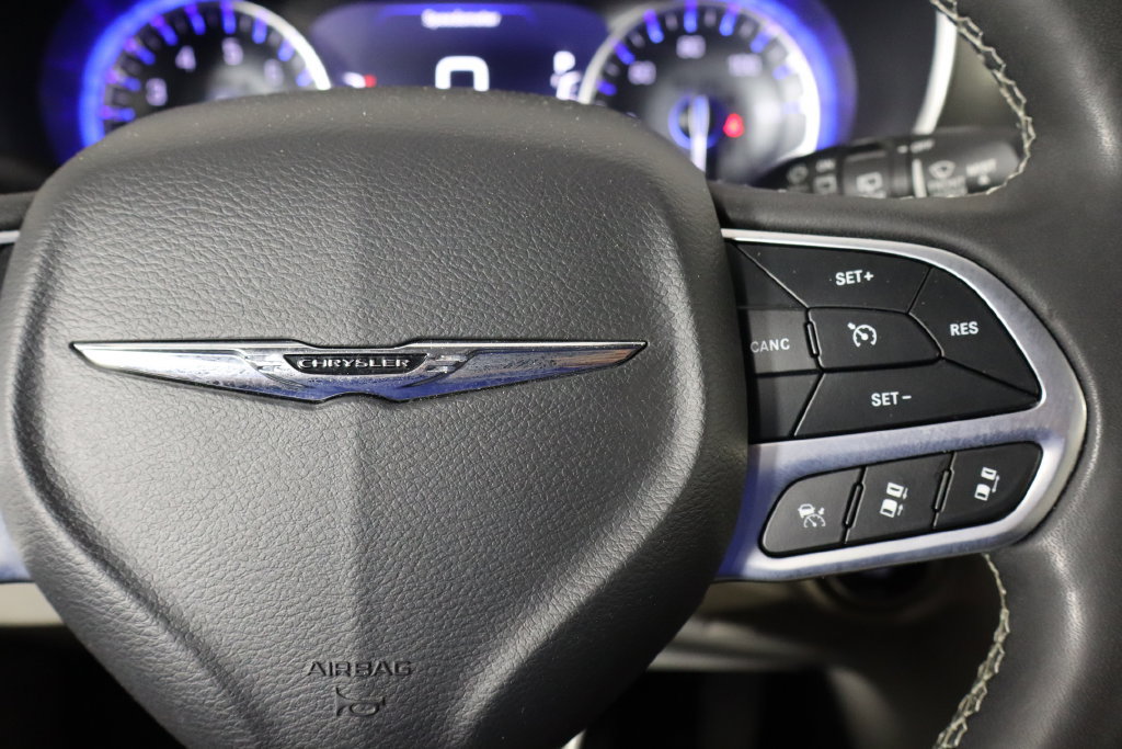 Used 2023 Chrysler Pacifica Touring-L FWD image 10