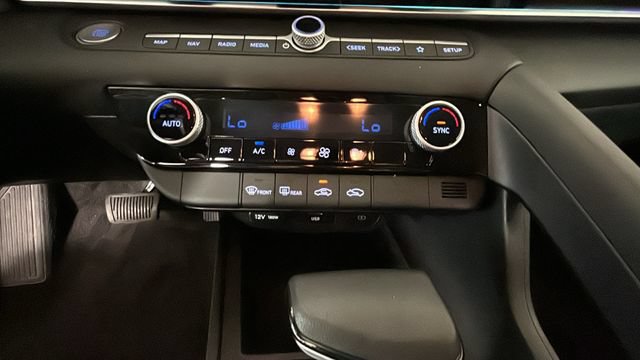 Used 2024 Hyundai Elantra SEL FWD image 22