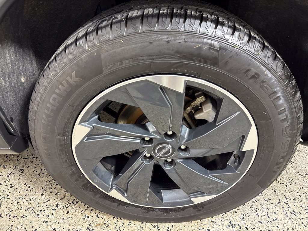 Used 2025 Nissan Rogue SV FWD image 40