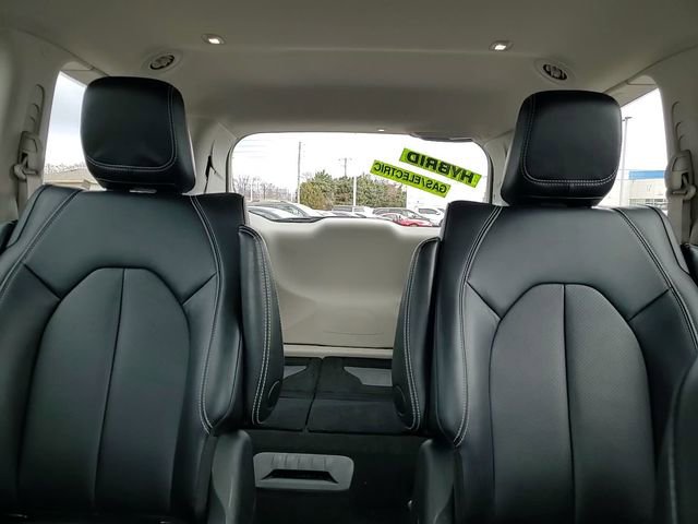 Used 2024 Chrysler Pacifica Select image 25