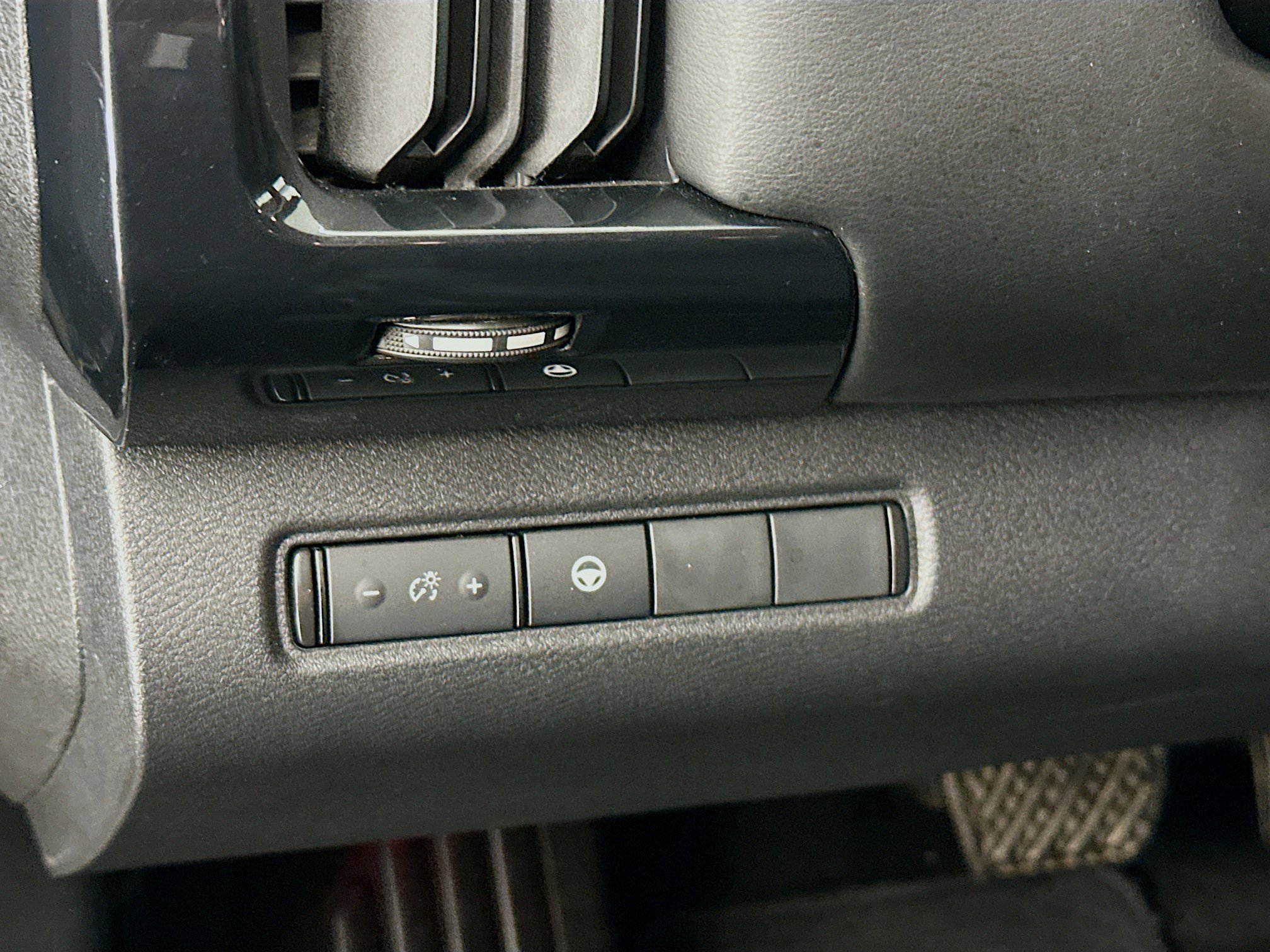 Used 2023 Nissan Pathfinder SV image 17