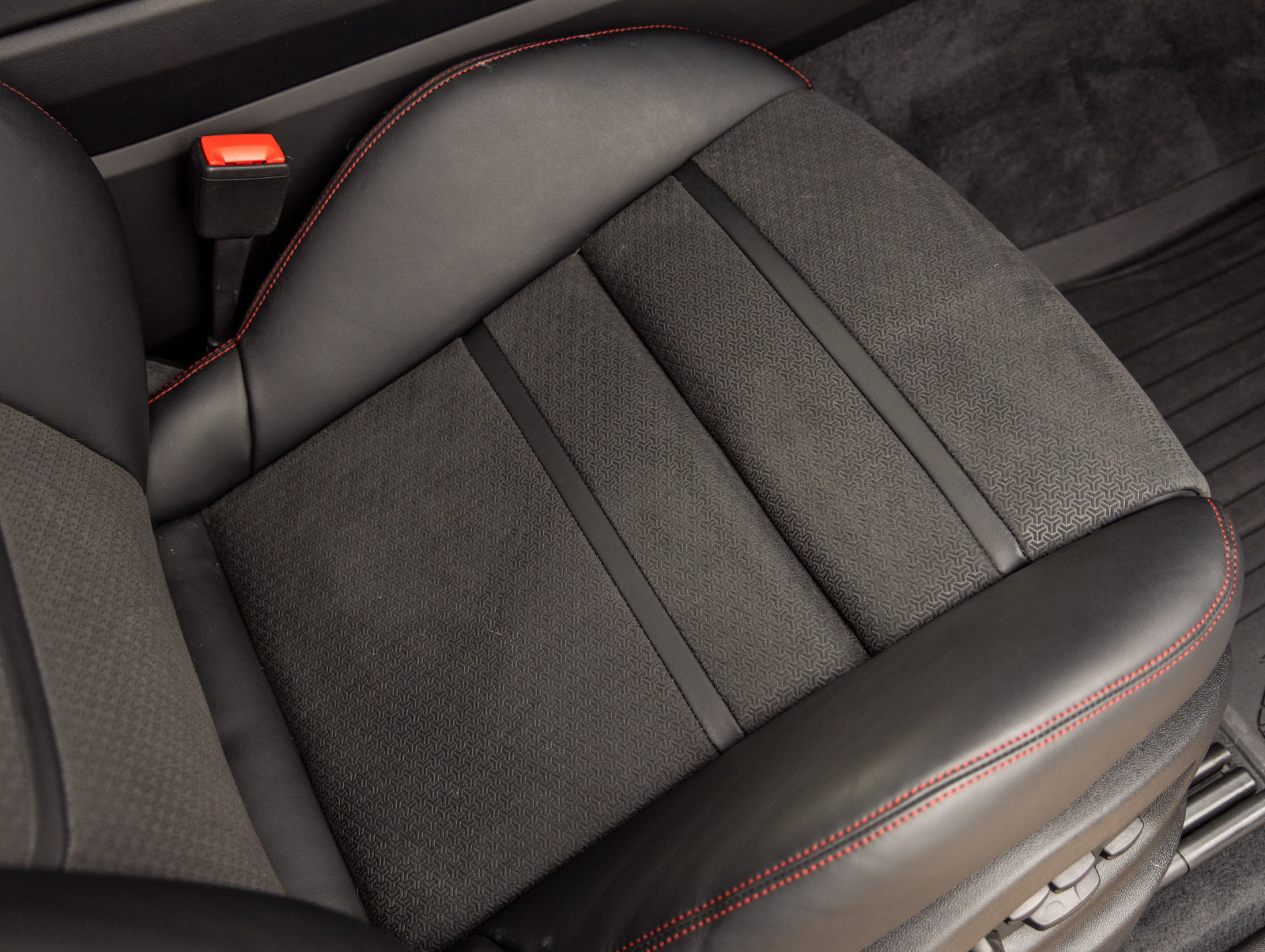 Certified 2025 Porsche Cayenne GTS AWD/4WD image 43