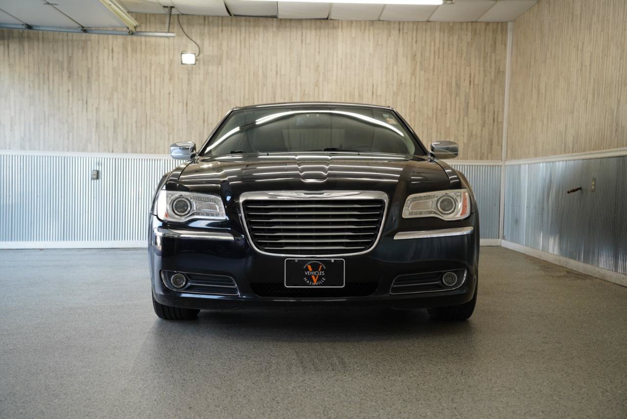 Used 2011 Chrysler 300 Limited RWD image 2