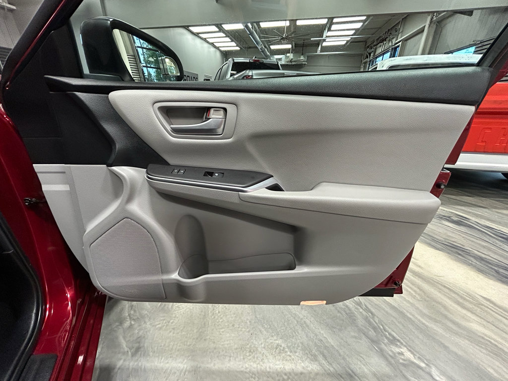 Used 2016 Toyota Camry SE w/ Moonroof Package FWD image 34