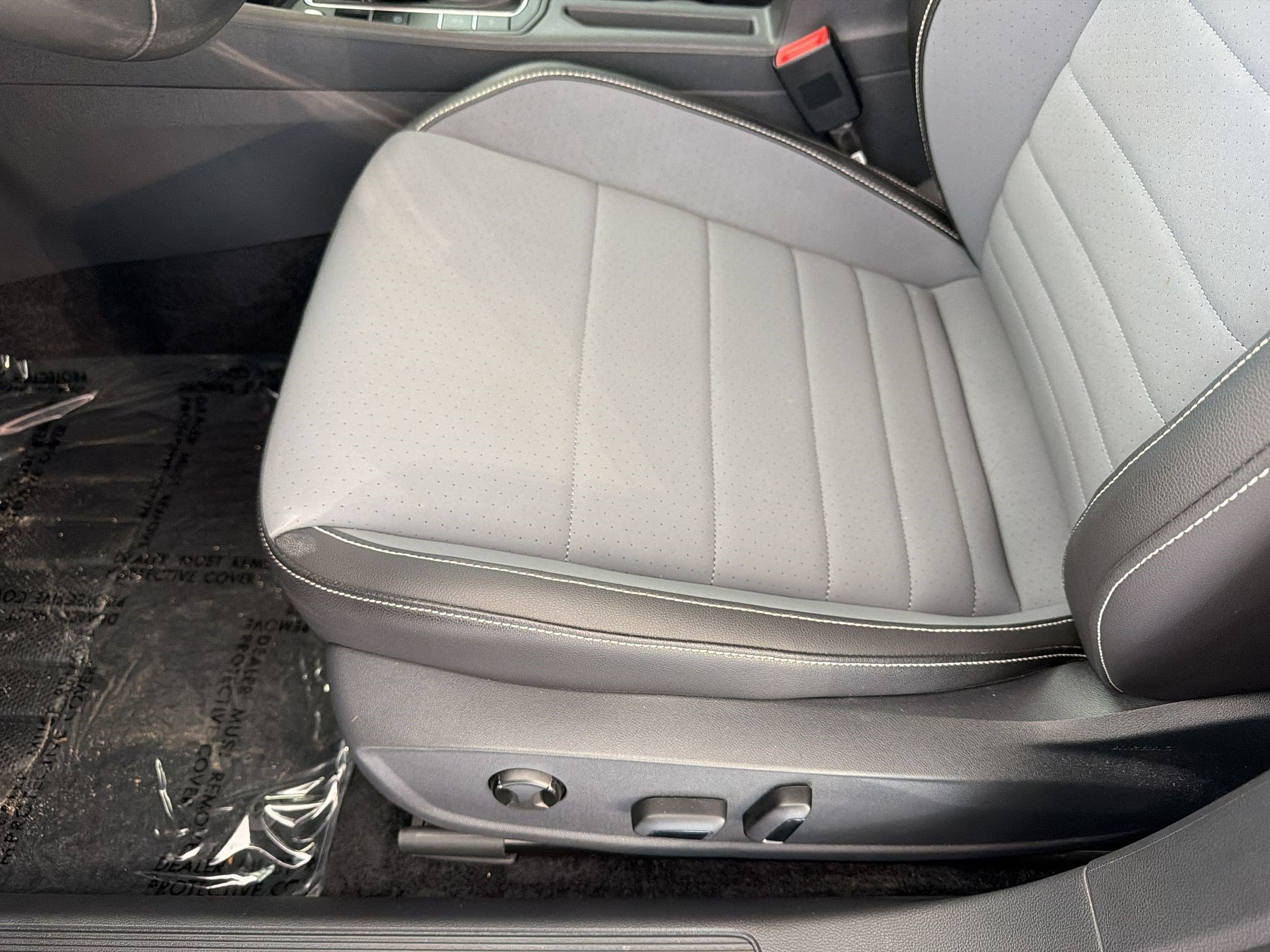 Used 2025 Volkswagen Jetta SE w/ Sunroof Package FWD image 14