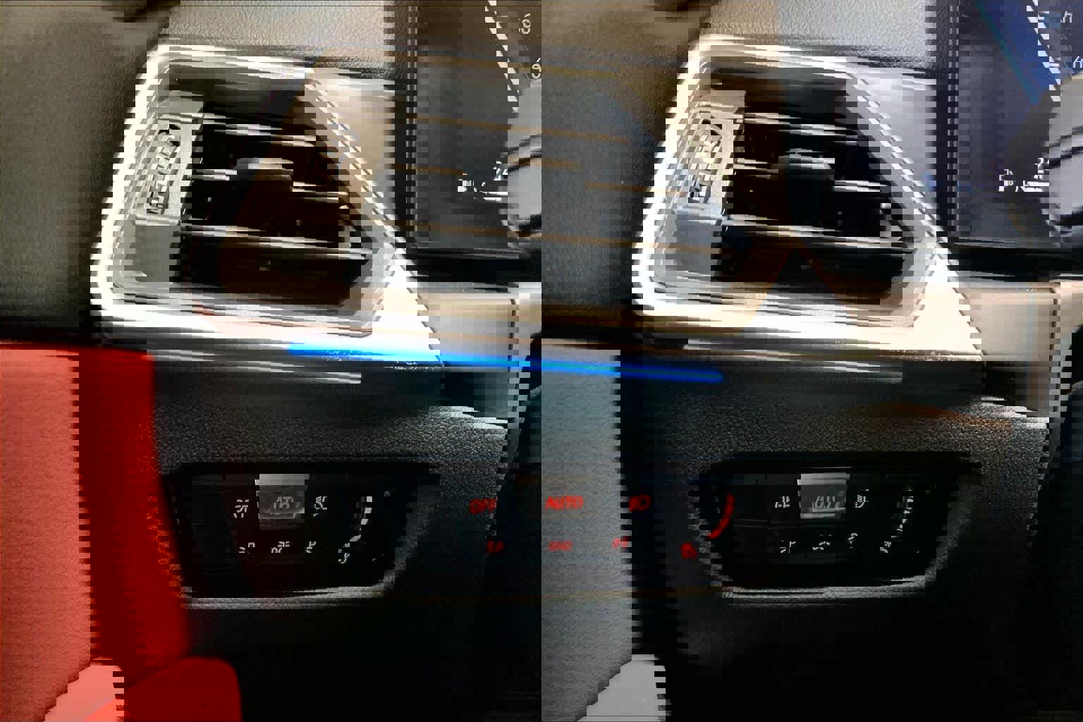 Certified 2024 BMW 330i xDrive Sedan w/ Convenience Package image 34