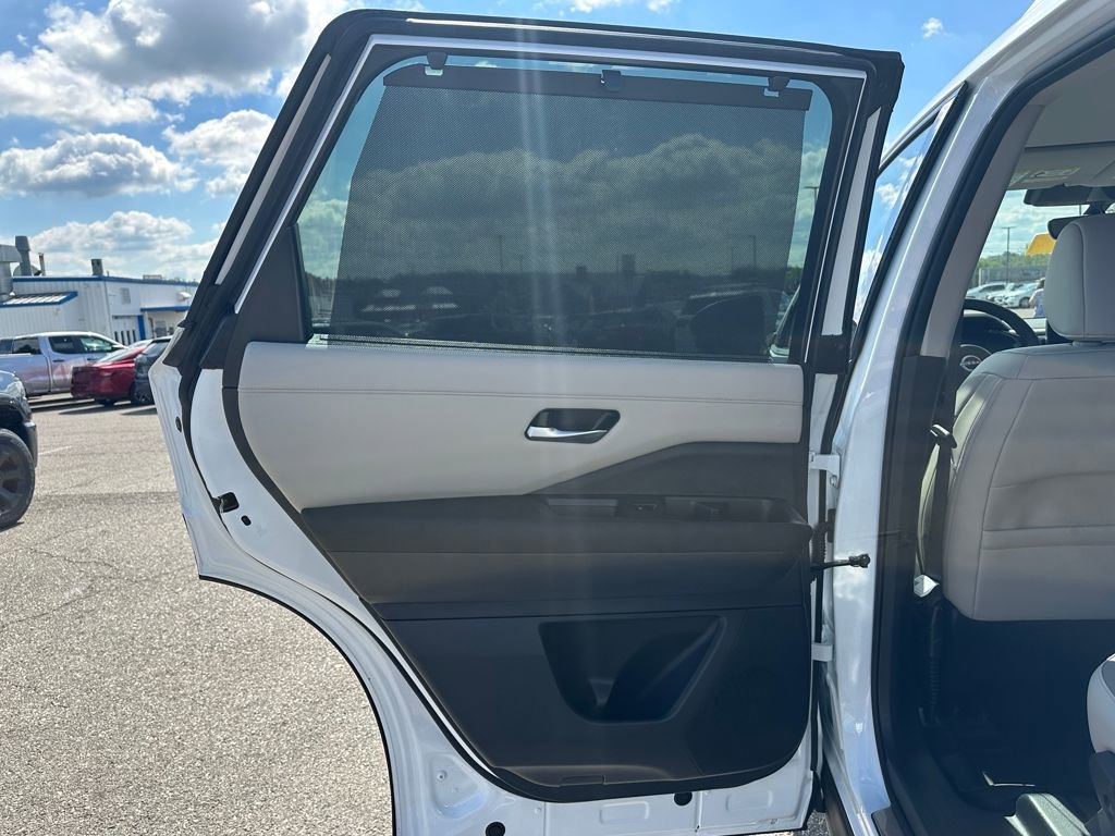 Used 2025 Nissan Pathfinder SL w/ Lighting Package (N92) image 10