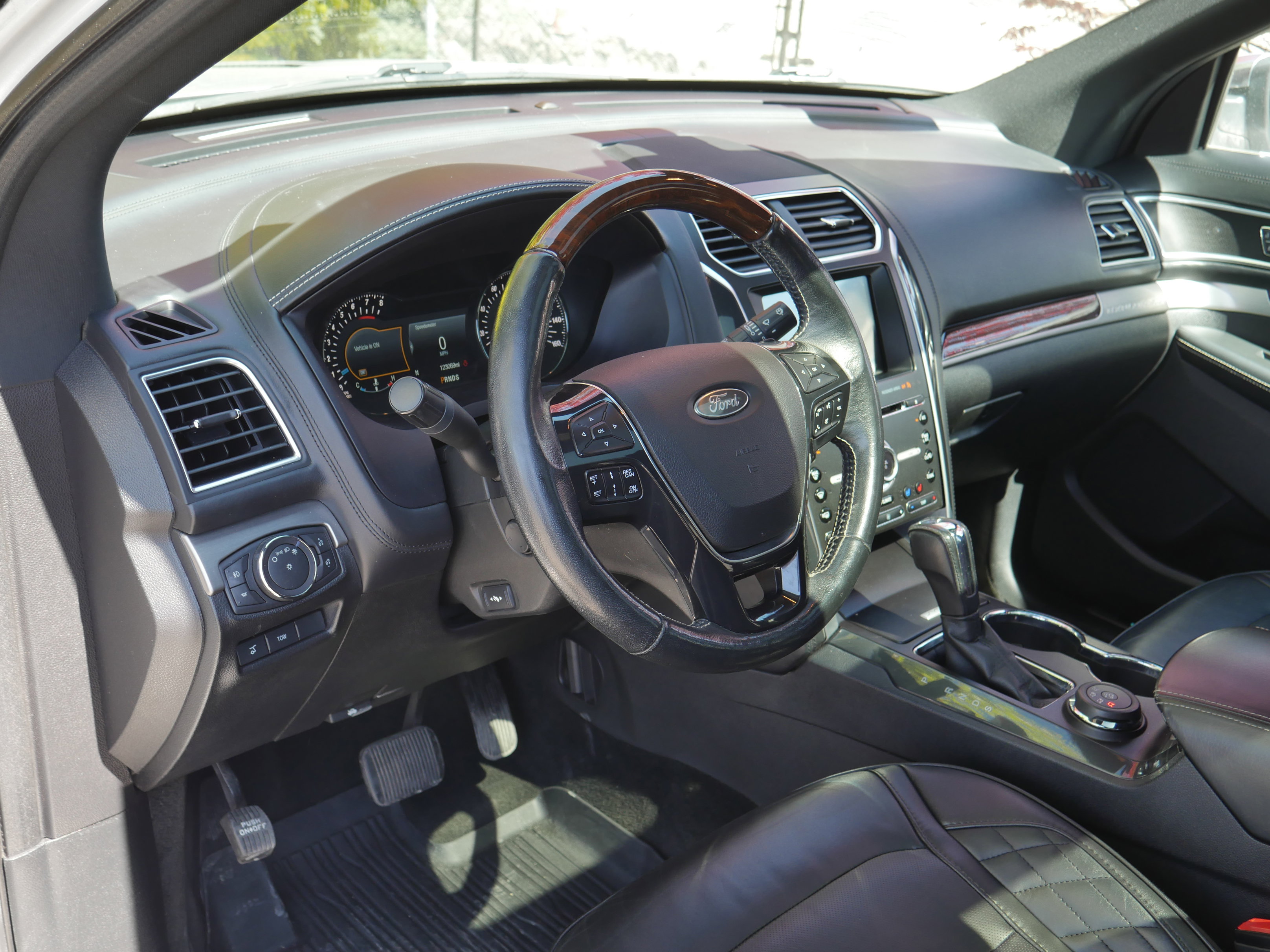 Used 2017 Ford Explorer Platinum AWD/4WD image 4