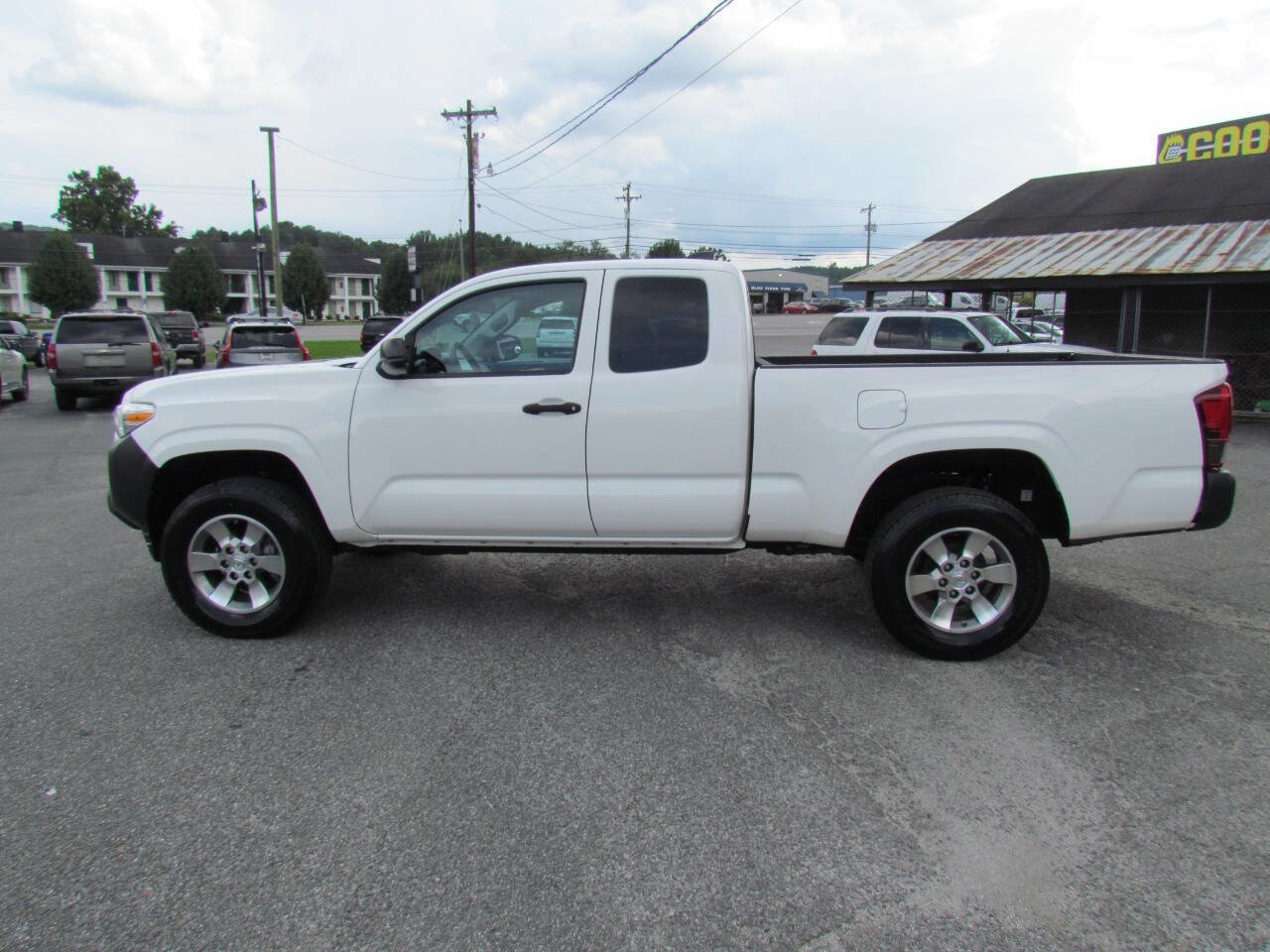 Used 2020 Toyota Tacoma SR image 4