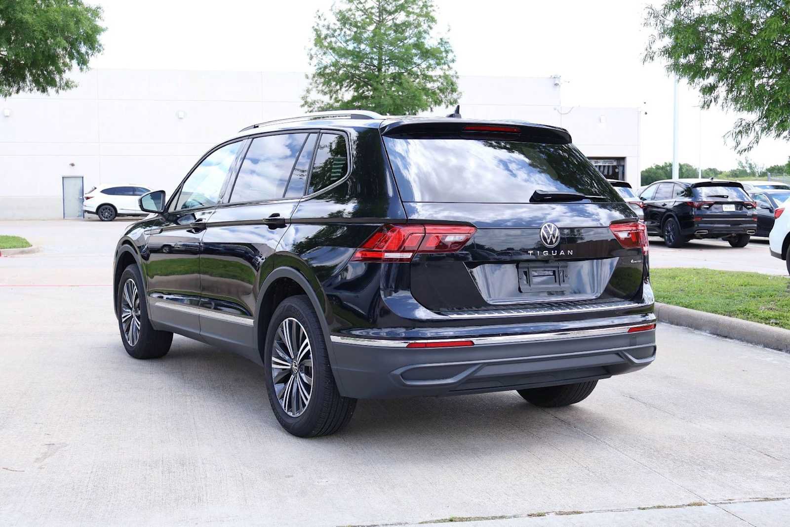 Used 2024 Volkswagen Tiguan Wolfsburg Edition AWD/4WD image 4