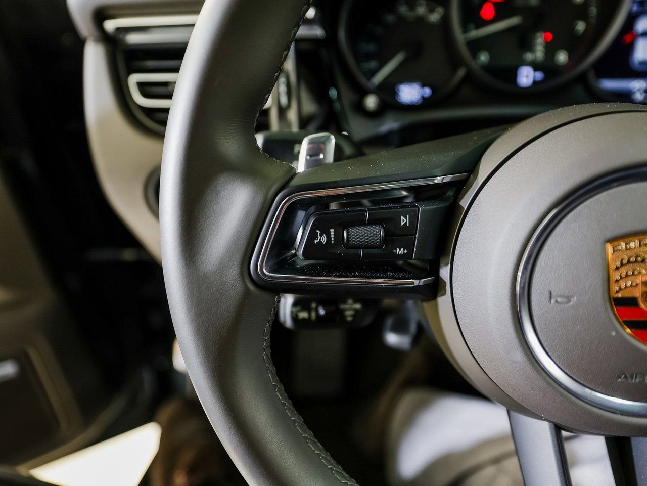 Certified 2025 Porsche Macan image 17