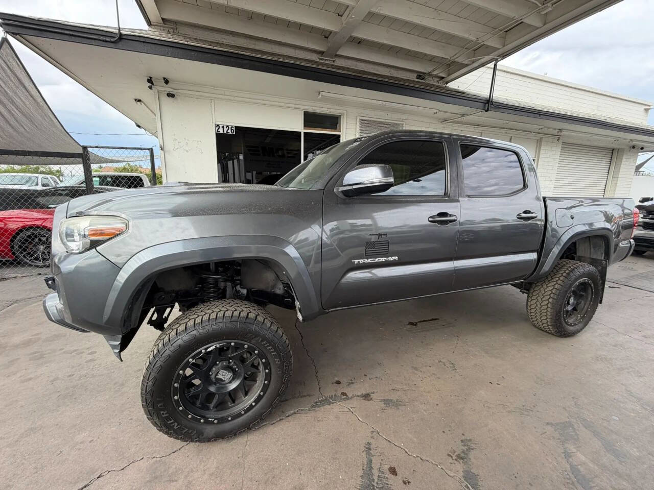 Used 2017 Toyota Tacoma TRD Sport w/ Tow Package (A/T) image 1