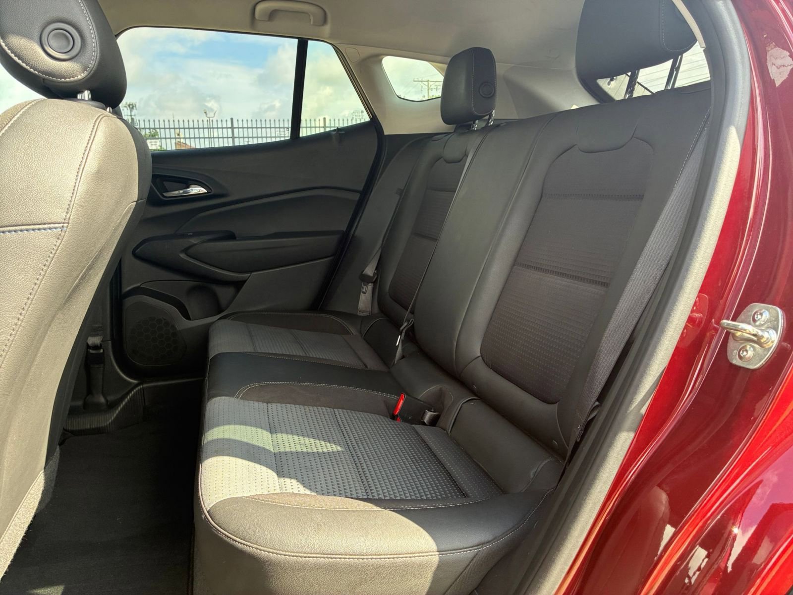 Used 2025 Chevrolet Trax LT FWD image 21