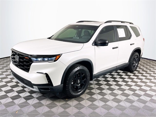 Used 2025 Honda Pilot TrailSport image 4