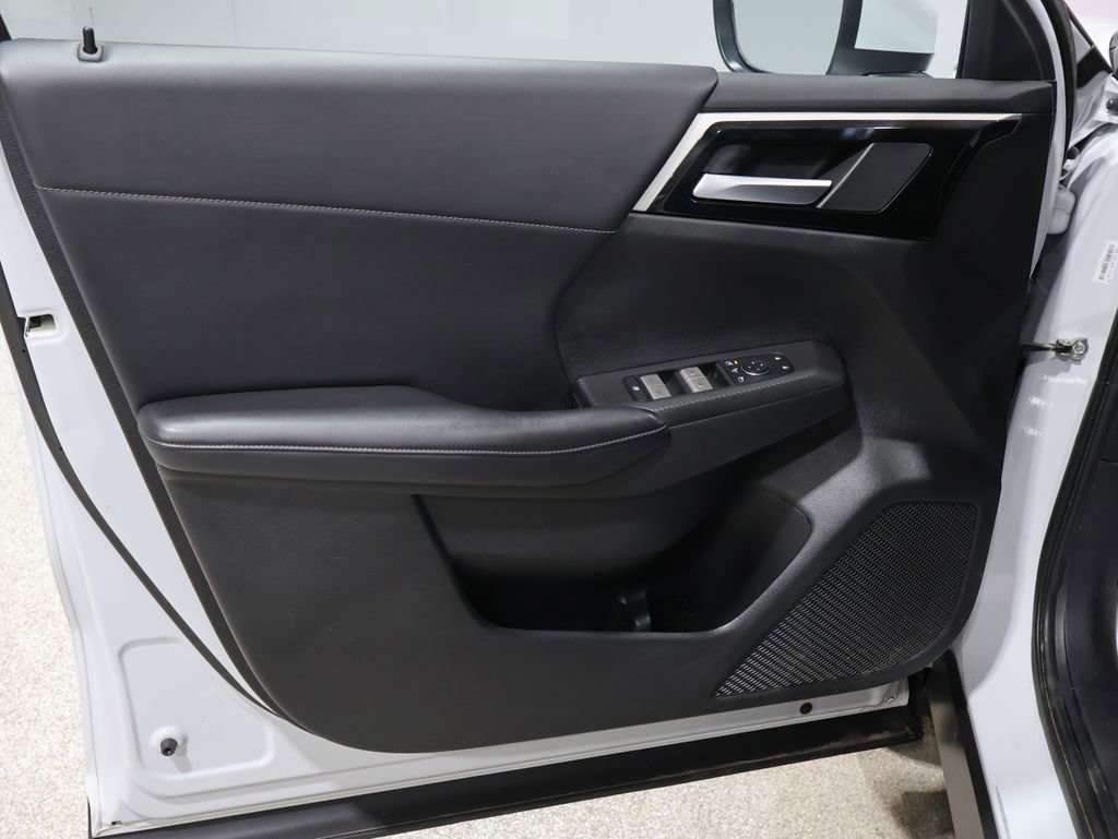 Used 2024 Mitsubishi Outlander SE image 13