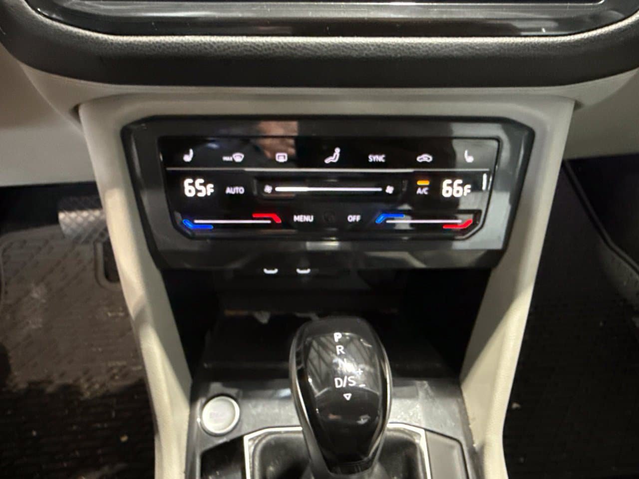 Used 2023 Volkswagen Tiguan SE AWD/4WD image 24