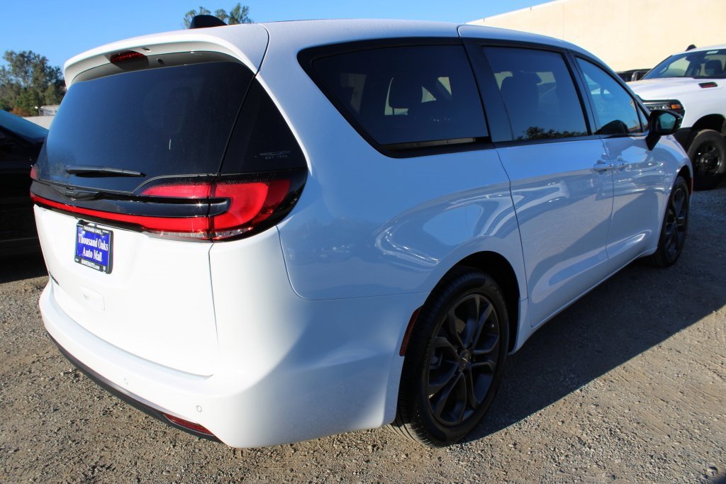New 2026 Chrysler Pacifica Select image 4
