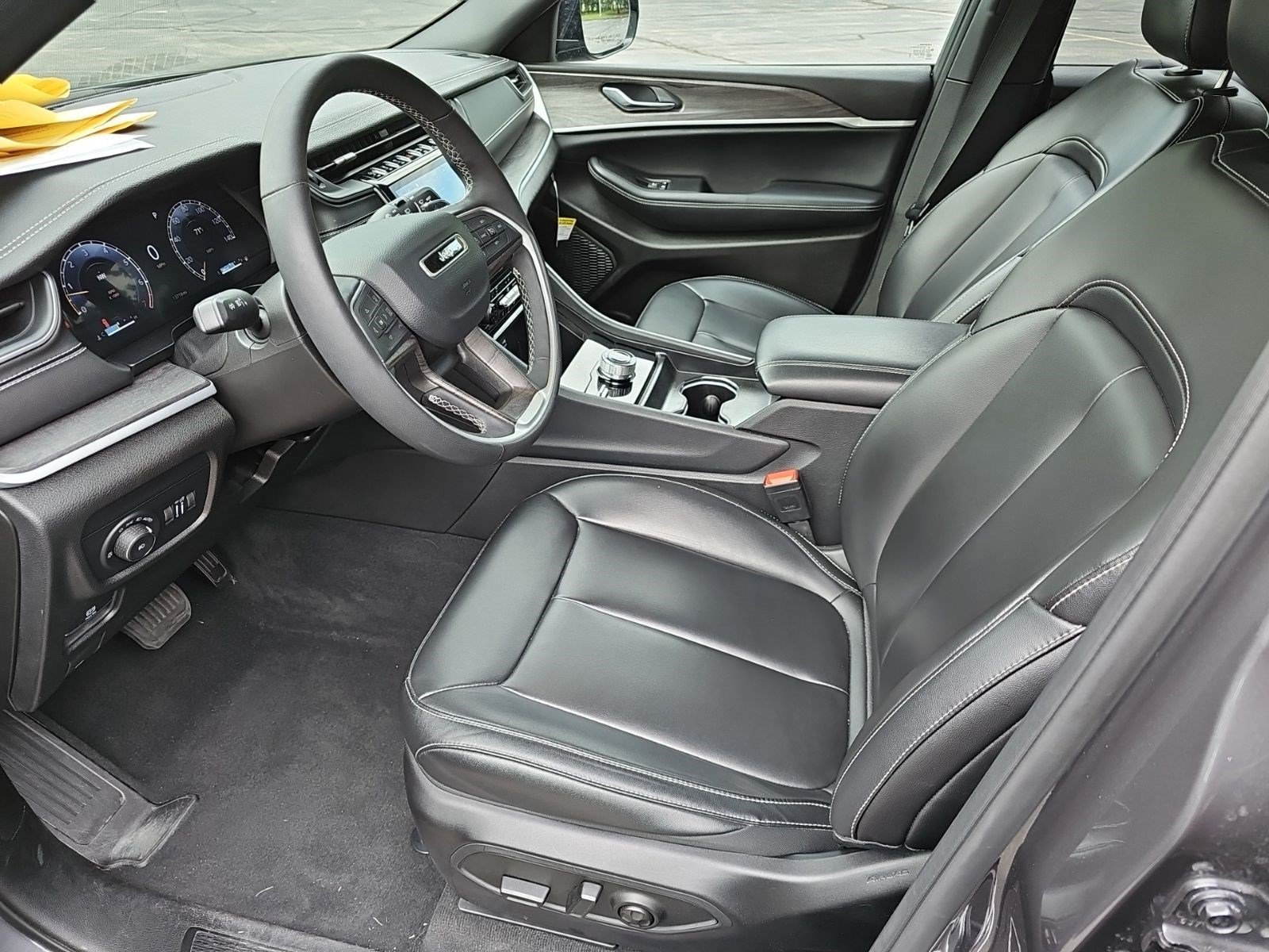 Used 2025 Jeep Grand Cherokee Limited AWD/4WD image 18