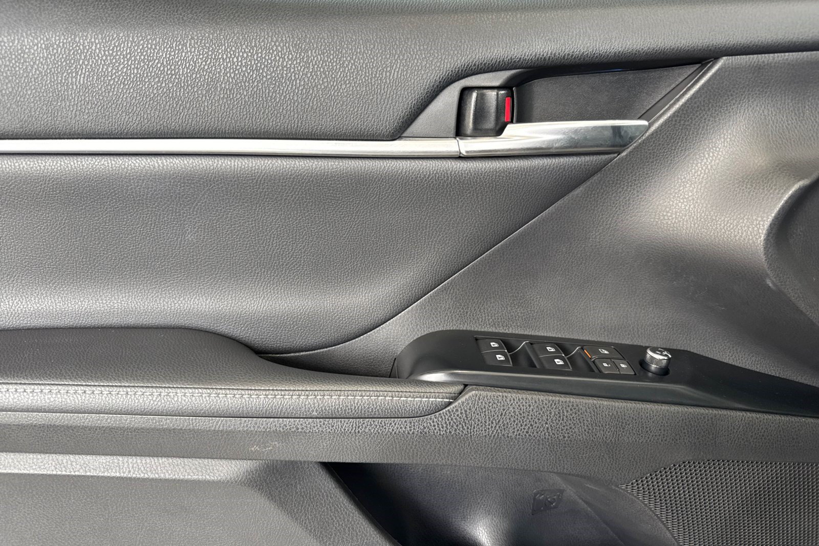 Used 2020 Toyota Camry XSE w/ Blackout Package FWD image 12