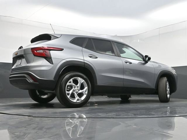 Used 2025 Chevrolet Trax LS w/ LS Convenience Package image 28
