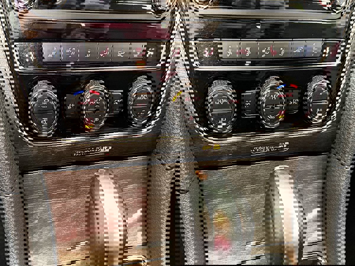 Used 2018 Volkswagen Passat 2.0T SE image 33