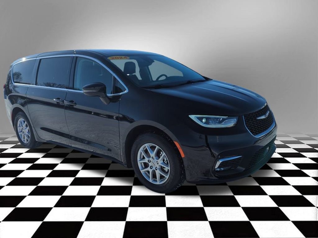 Used 2024 Chrysler Pacifica Touring-L image 5
