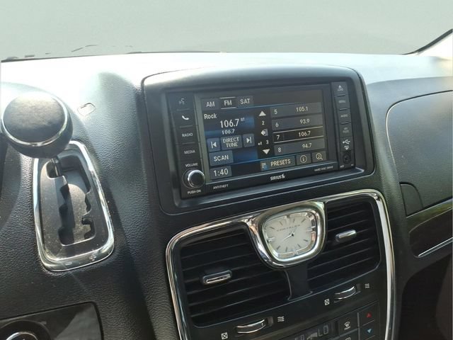 Used 2013 Chrysler Town & Country Touring-L w/ Driver Convenience Group FWD image 21