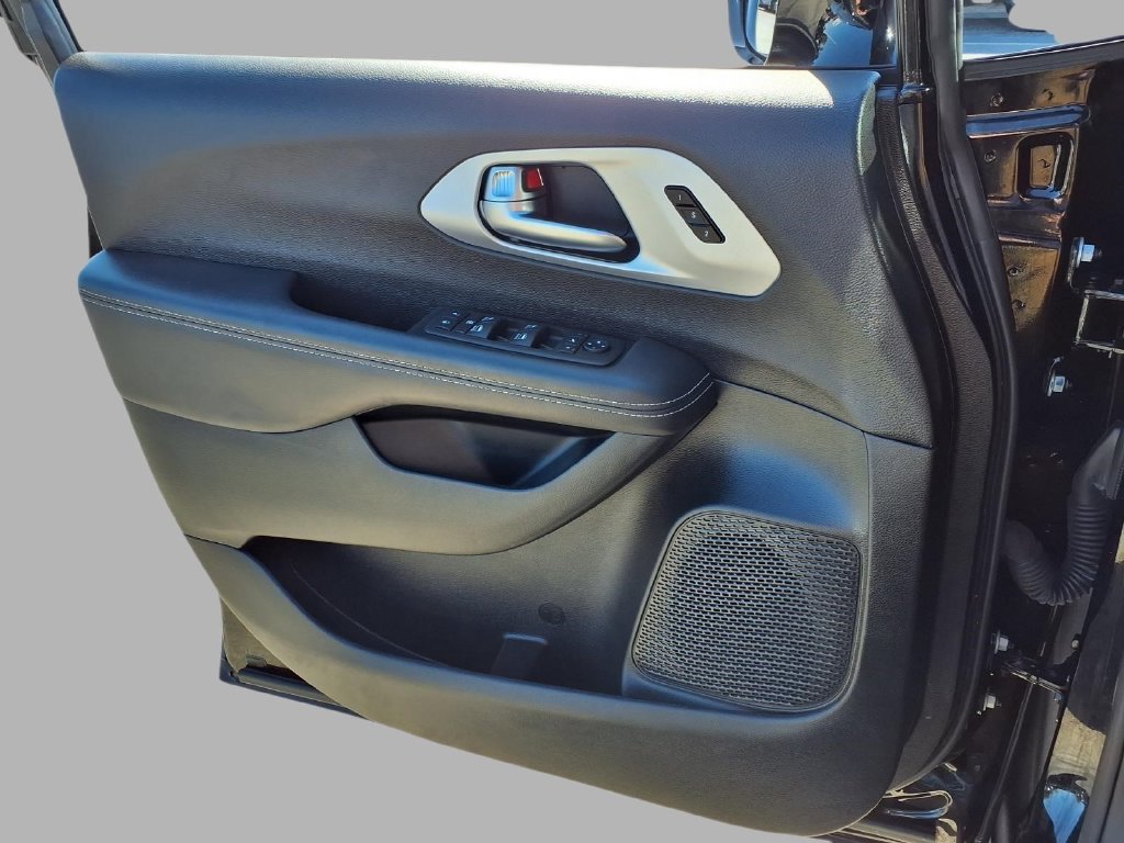 Used 2025 Chrysler Pacifica Limited FWD image 19