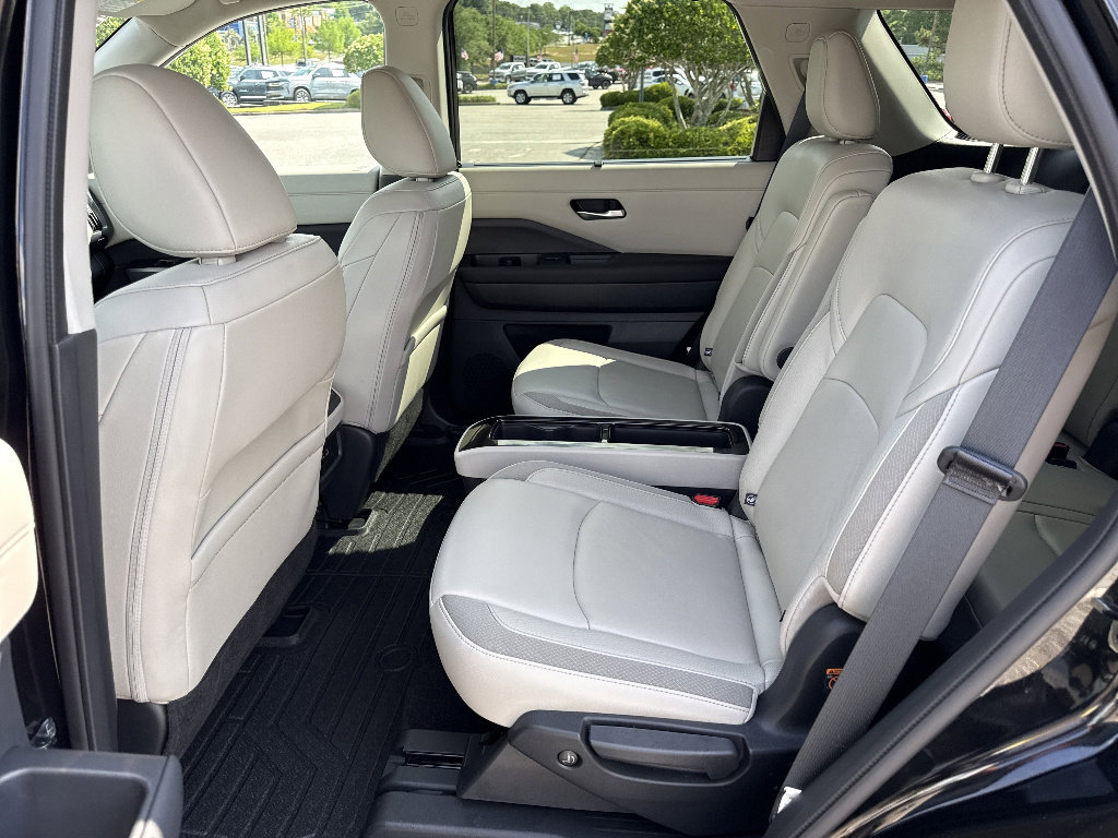 Used 2024 Nissan Pathfinder SL w/ SL Premium Package FWD image 10