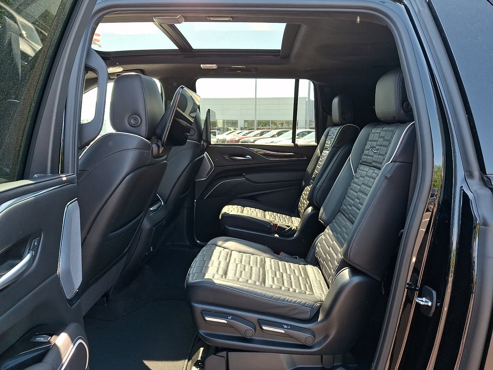 Used 2024 Cadillac Escalade ESV Sport Platinum AWD/4WD image 10