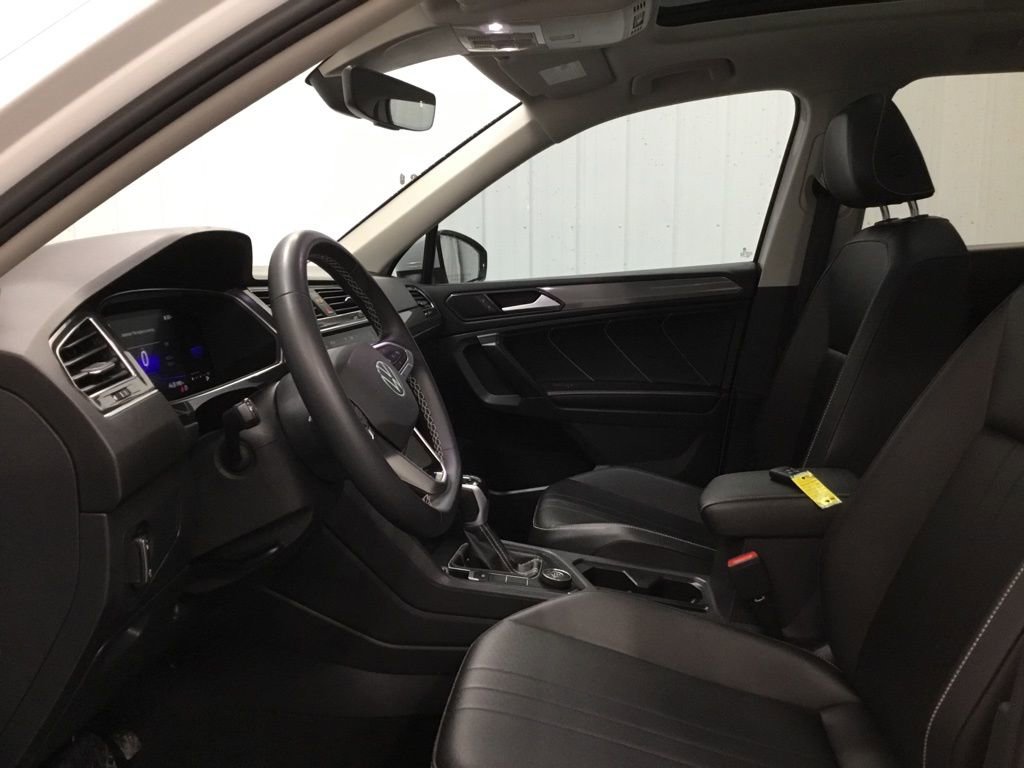 Used 2022 Volkswagen Tiguan SE w/ Panoramic Sunroof Package image 5