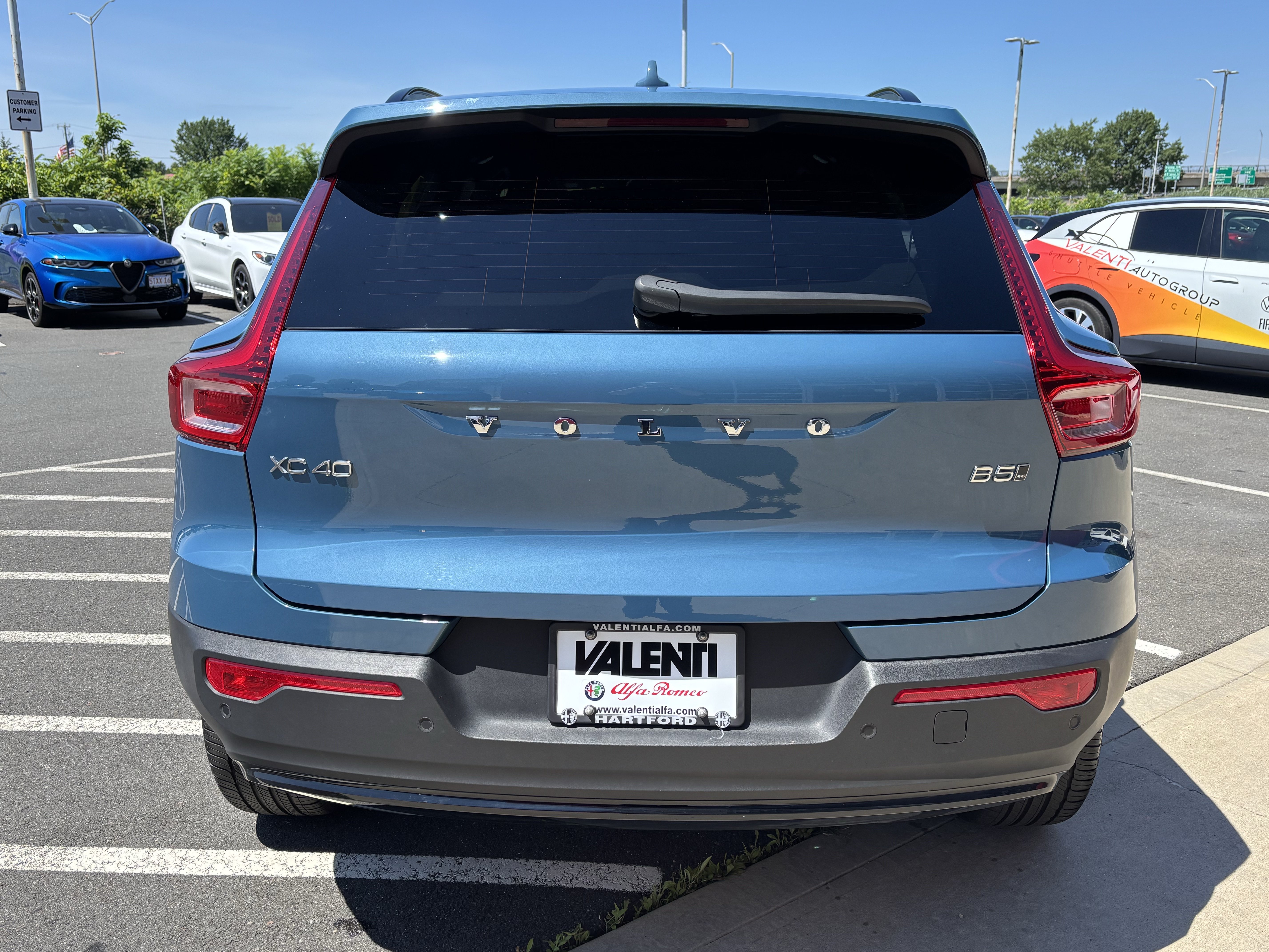 Used 2025 Volvo XC40 B5 Plus AWD/4WD image 7