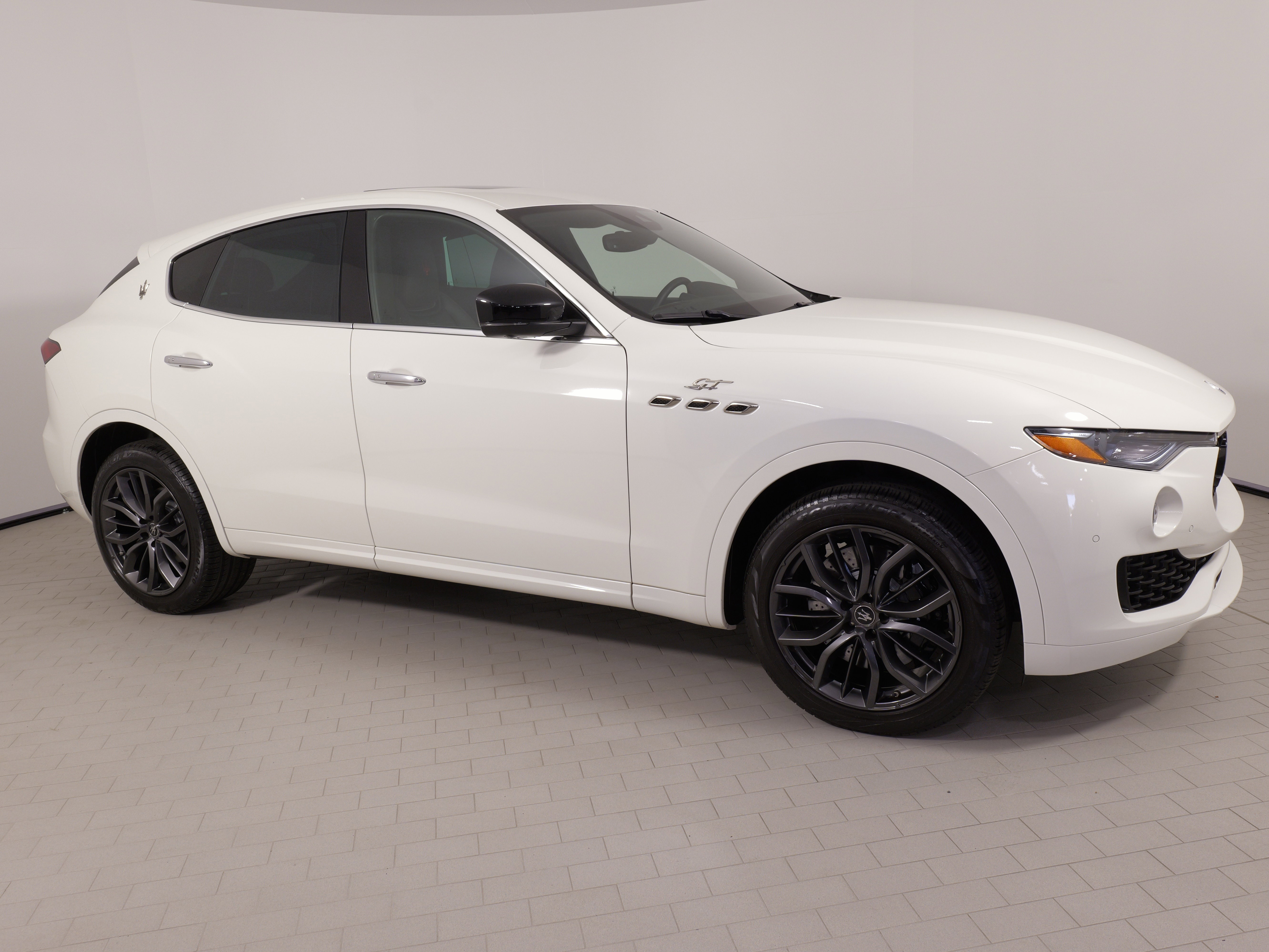 Used 2024 Maserati Levante GT Ultima image 9