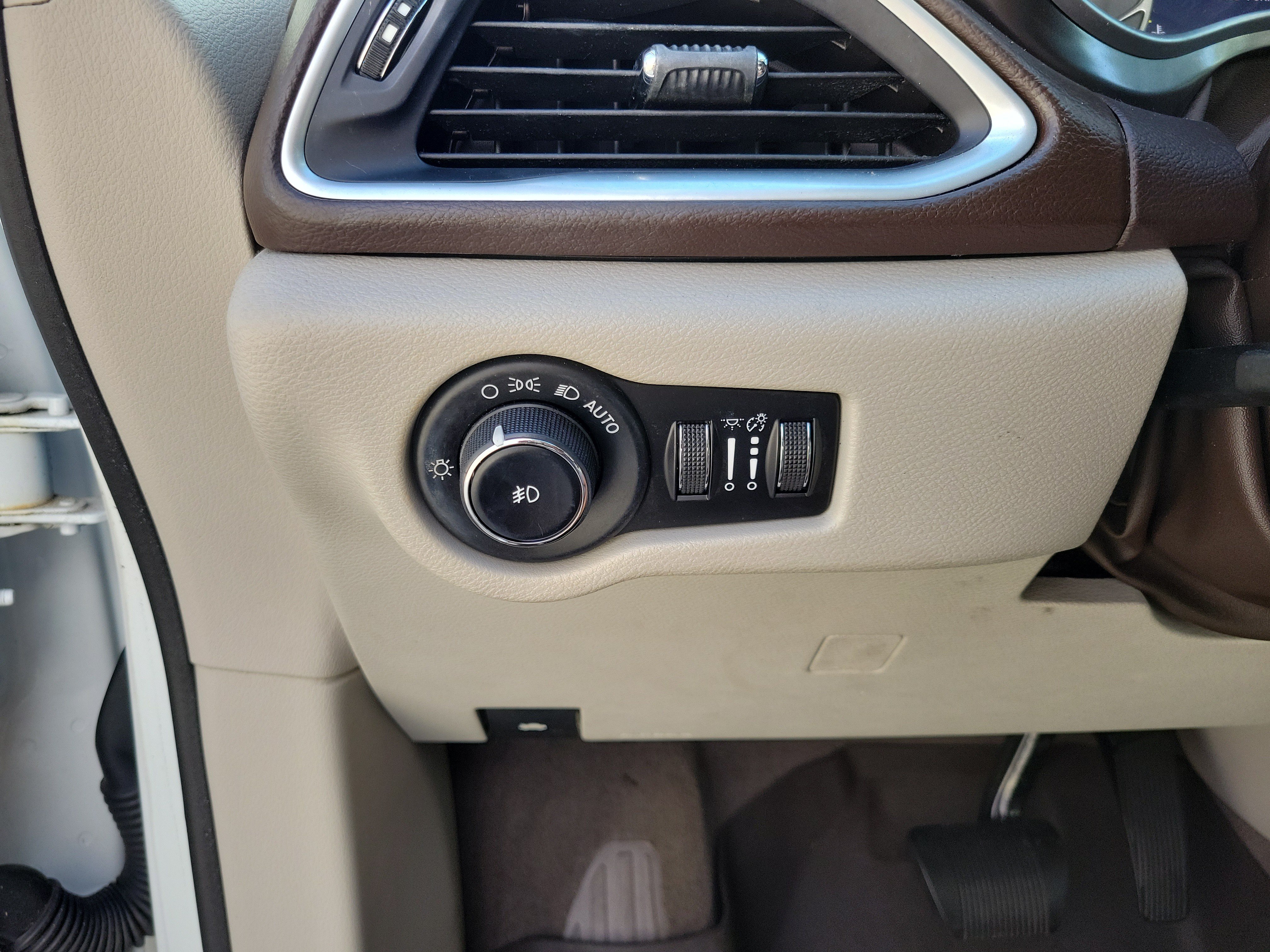 Used 2017 Chrysler Pacifica Touring-L Plus FWD image 11