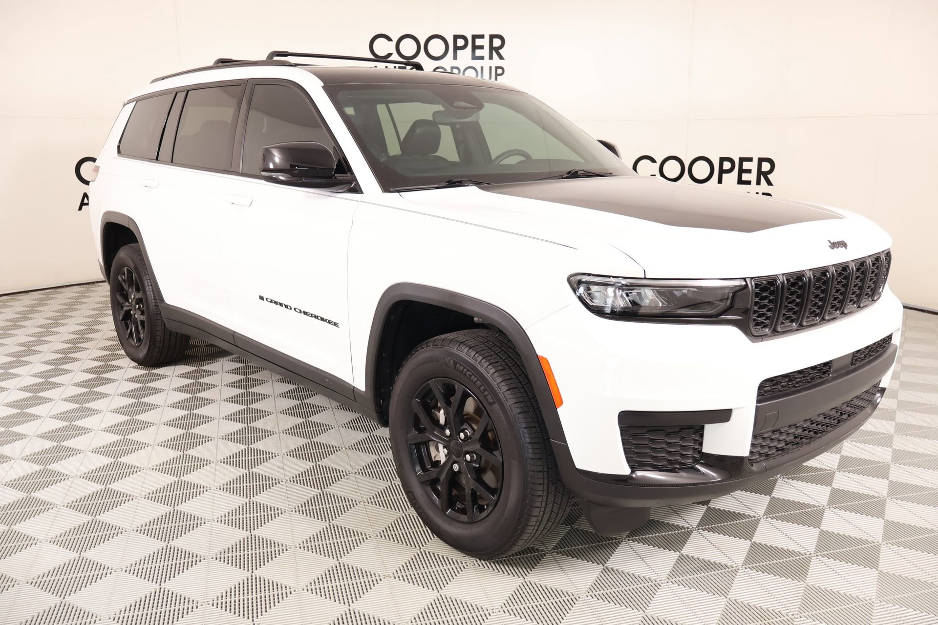 Used 2024 Jeep Grand Cherokee L Laredo RWD image 1