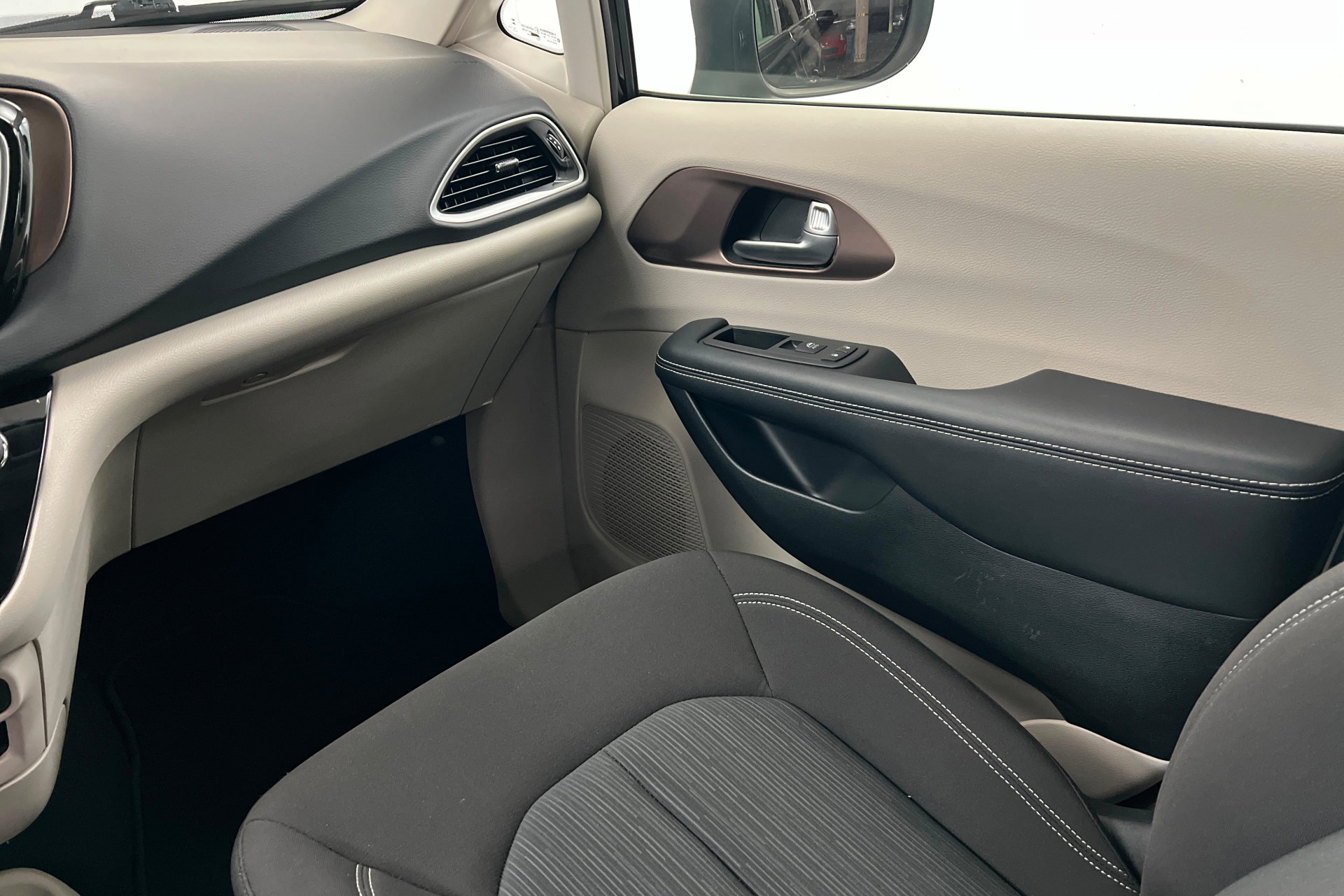 Certified 2023 Chrysler Voyager LX image 10