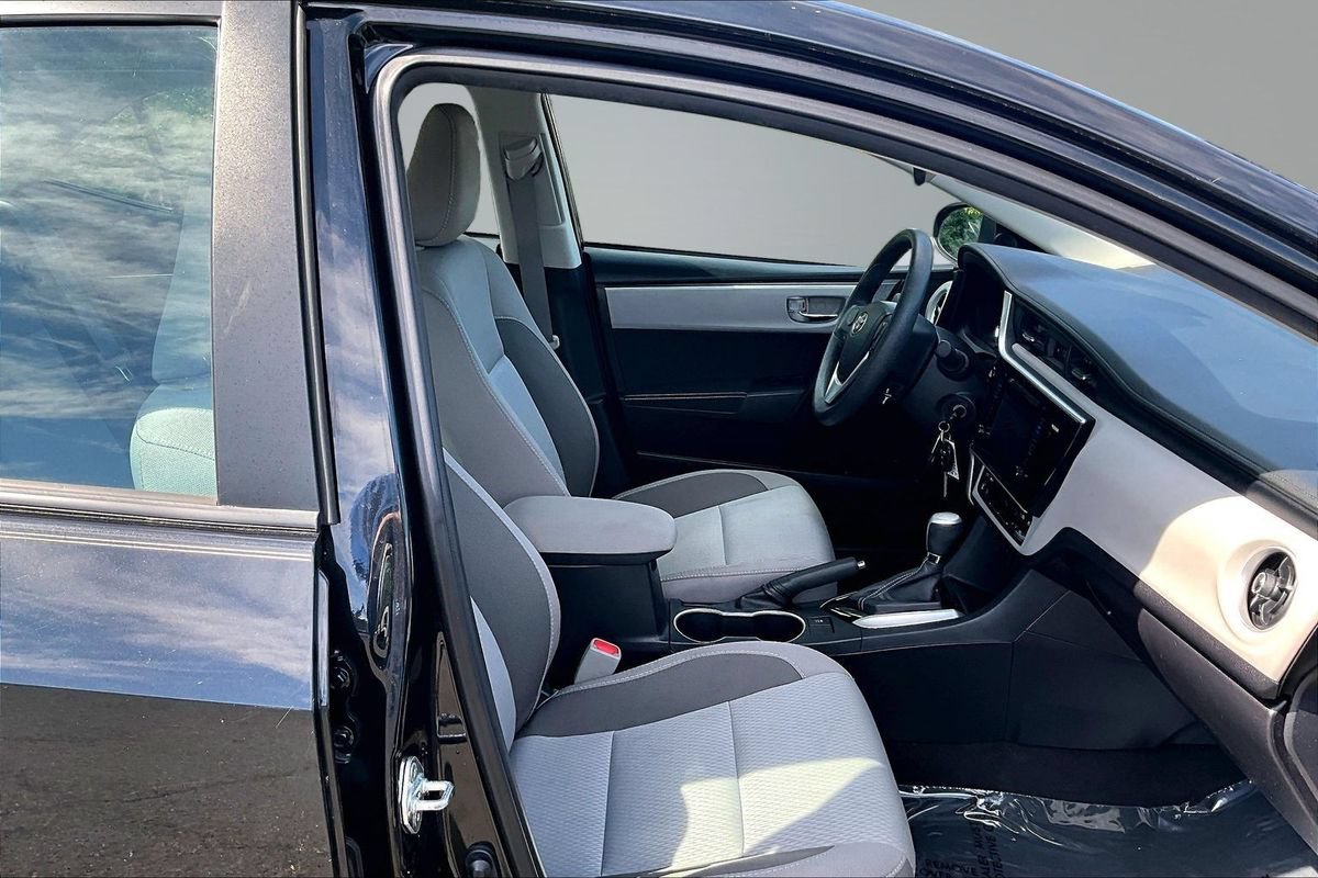 Used 2017 Toyota Corolla LE w/ Carpet Mat Package (TMS) FWD image 13