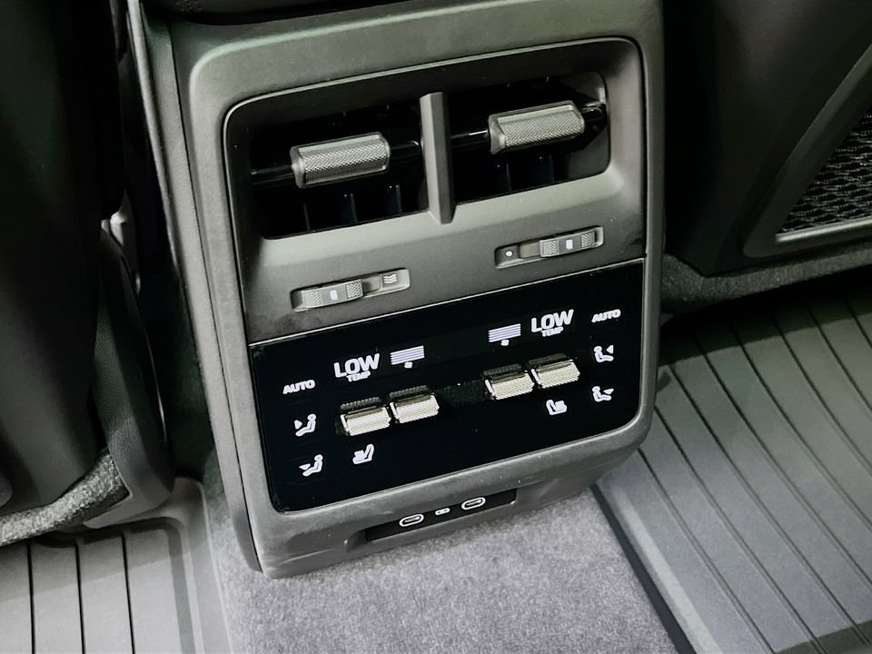 New 2026 Porsche Macan Turbo Electric AWD/4WD image 27