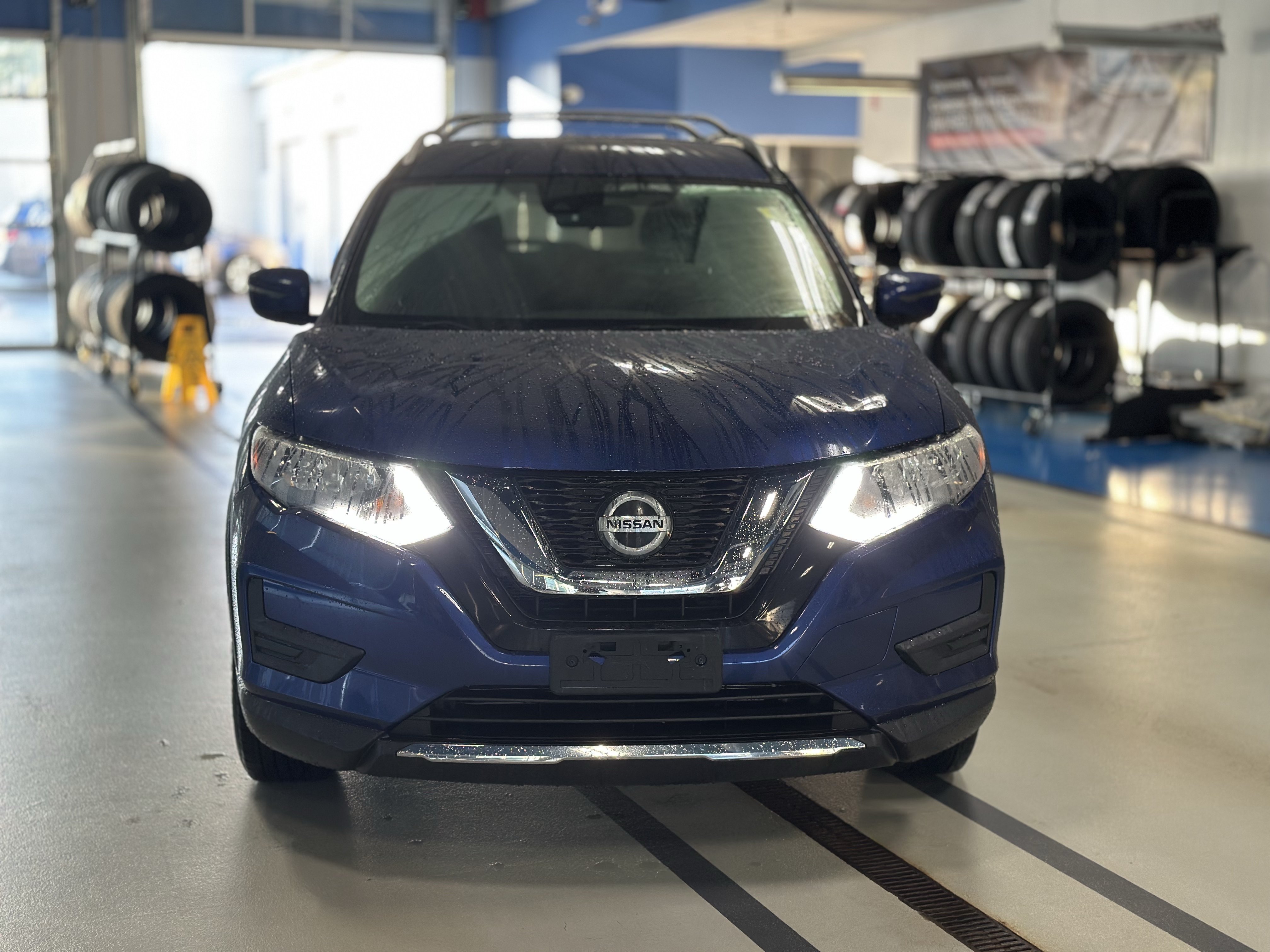 Used 2020 Nissan Rogue SV AWD/4WD image 2