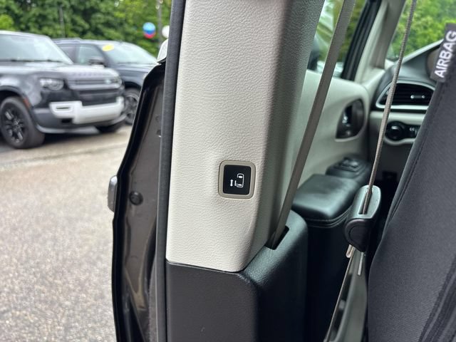 Used 2023 Chrysler Voyager LX FWD image 17