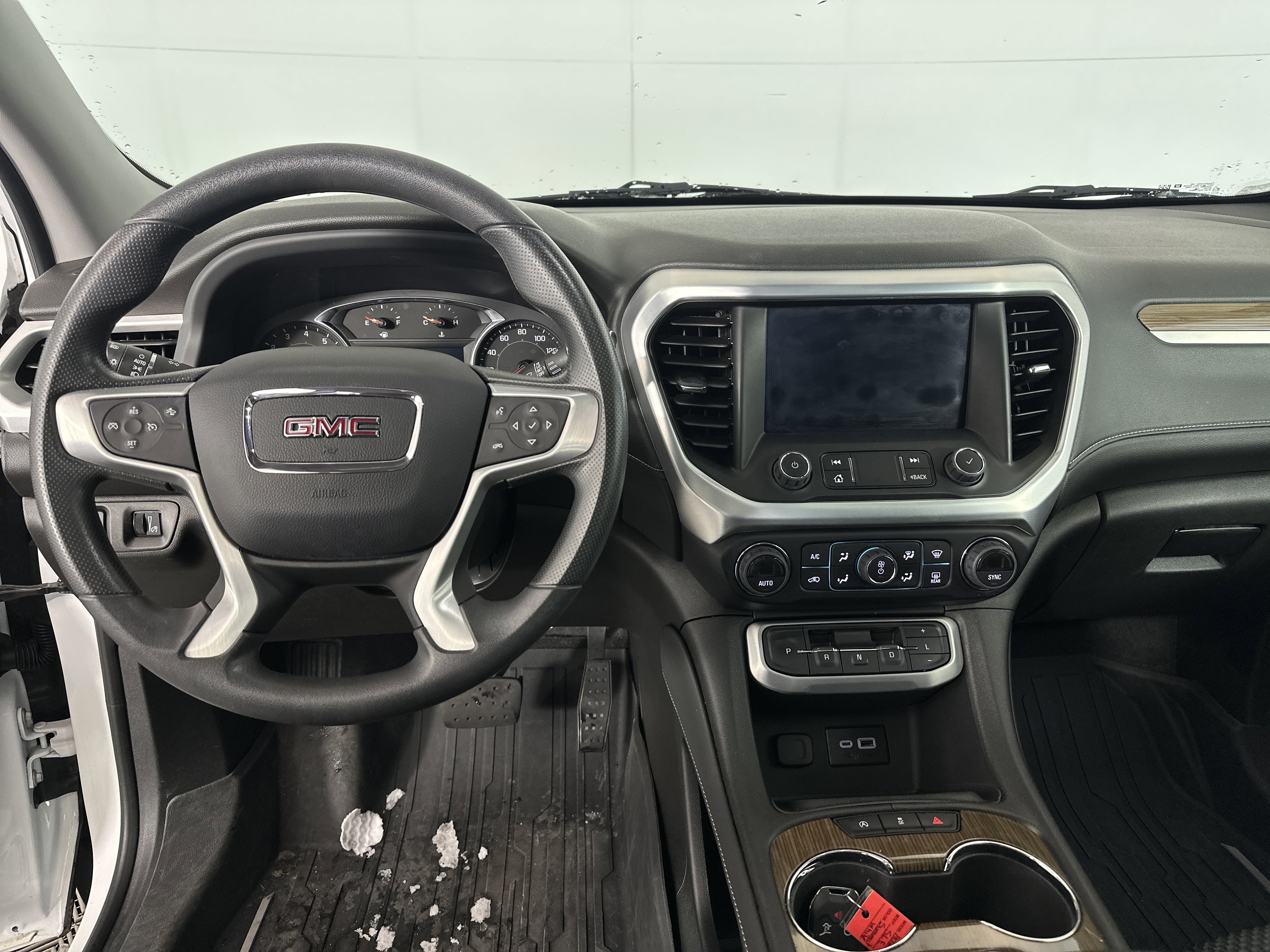 Used 2023 GMC Acadia SLE w/ Driver Convenience Package image 3