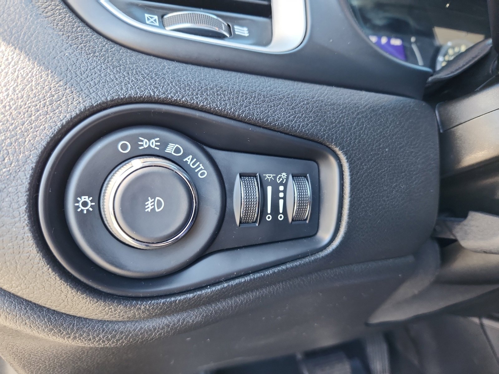 Used 2020 Jeep Renegade Latitude w/ Popular Equipment Group image 31