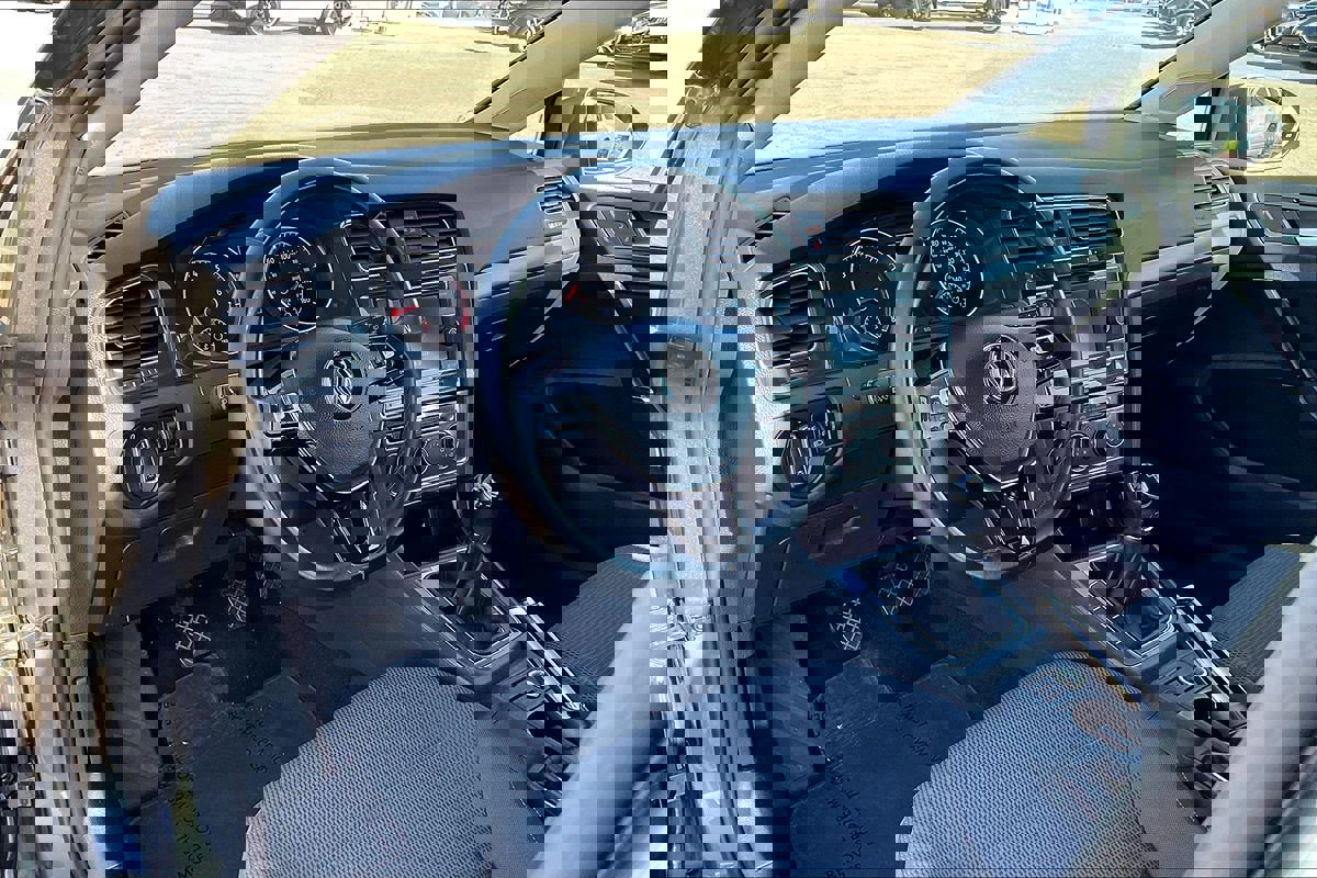 Used 2019 Volkswagen Golf S image 20