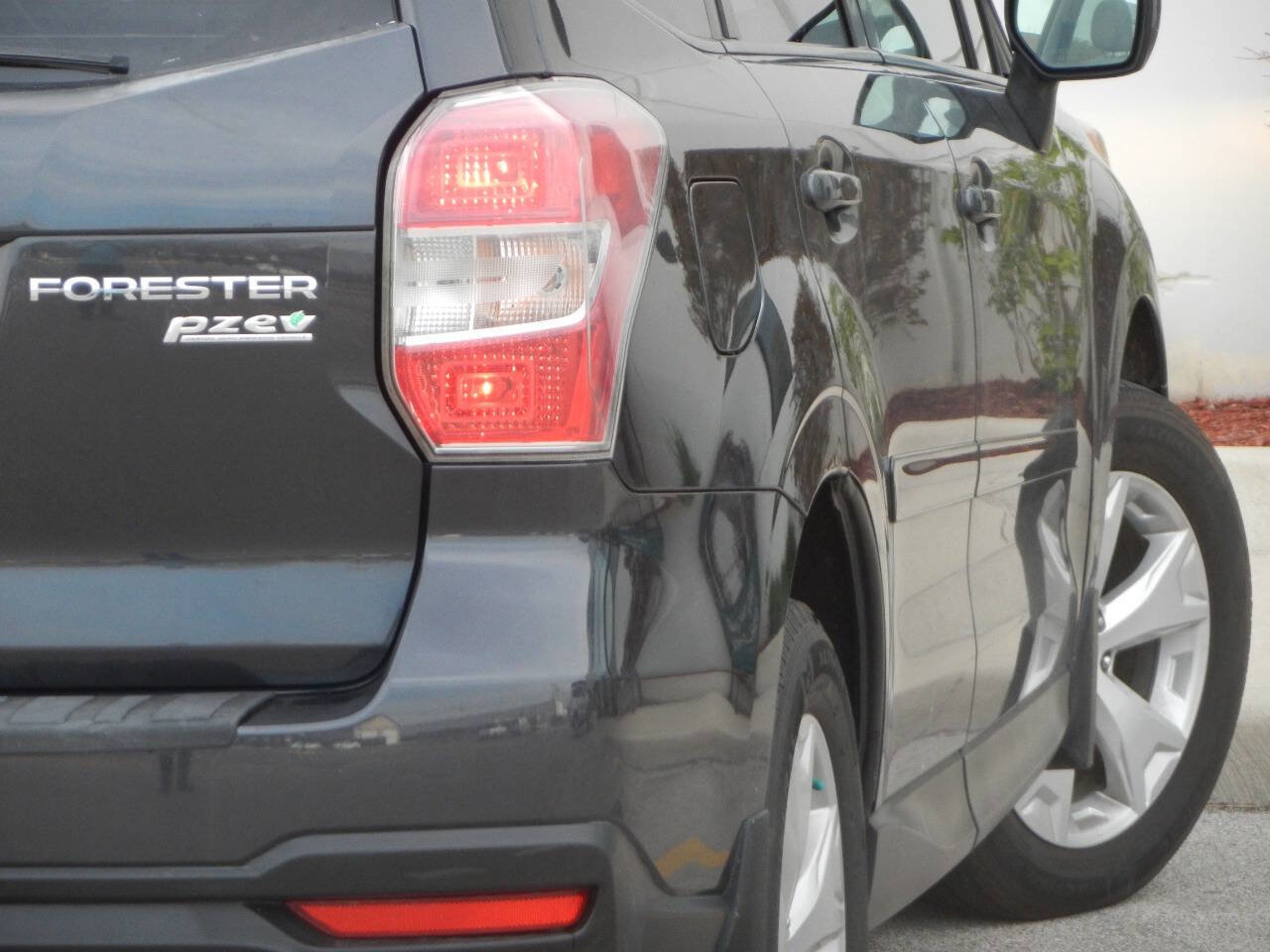 Used 2015 Subaru Forester 2.5i Premium w/ All-Weather Package AWD/4WD image 17