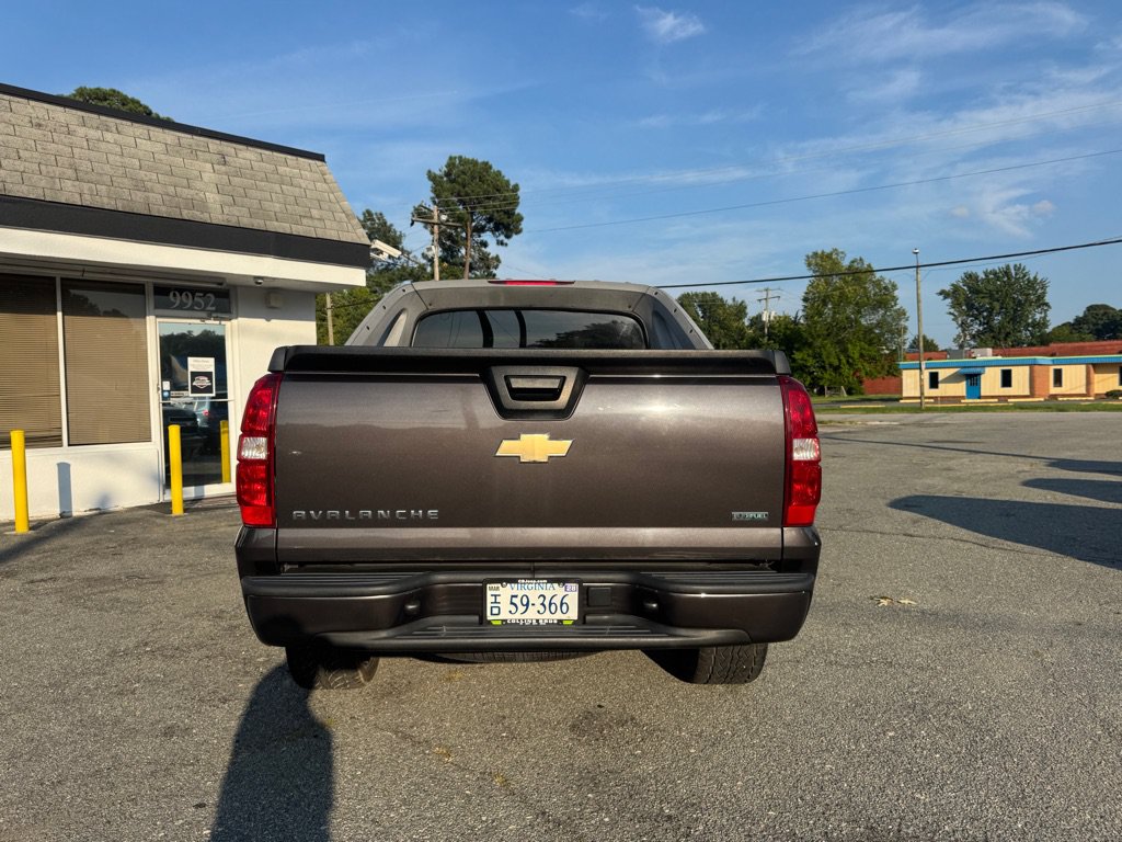Used 2010 Chevrolet Avalanche LS w/ Interior Plus Package AWD/4WD image 7