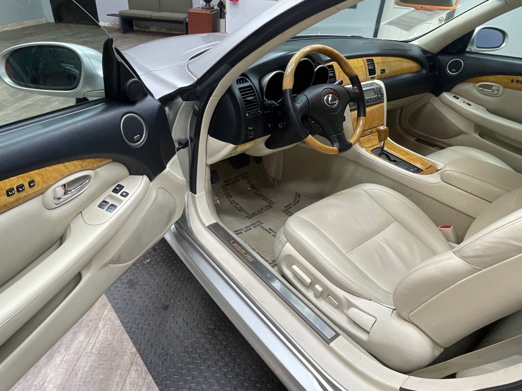 Used 2004 Lexus SC 430 Convertible RWD image 4